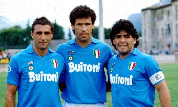 Notizie Napoli Napoli, Maradona a Mertens: 'Rimane in azzurro, non pensare ai soldi dei cinesi' | Mercato 18 Napoli, Maradona a Mertens: 'Resta in azzurro, non pensare ai soldi dei cinesi'