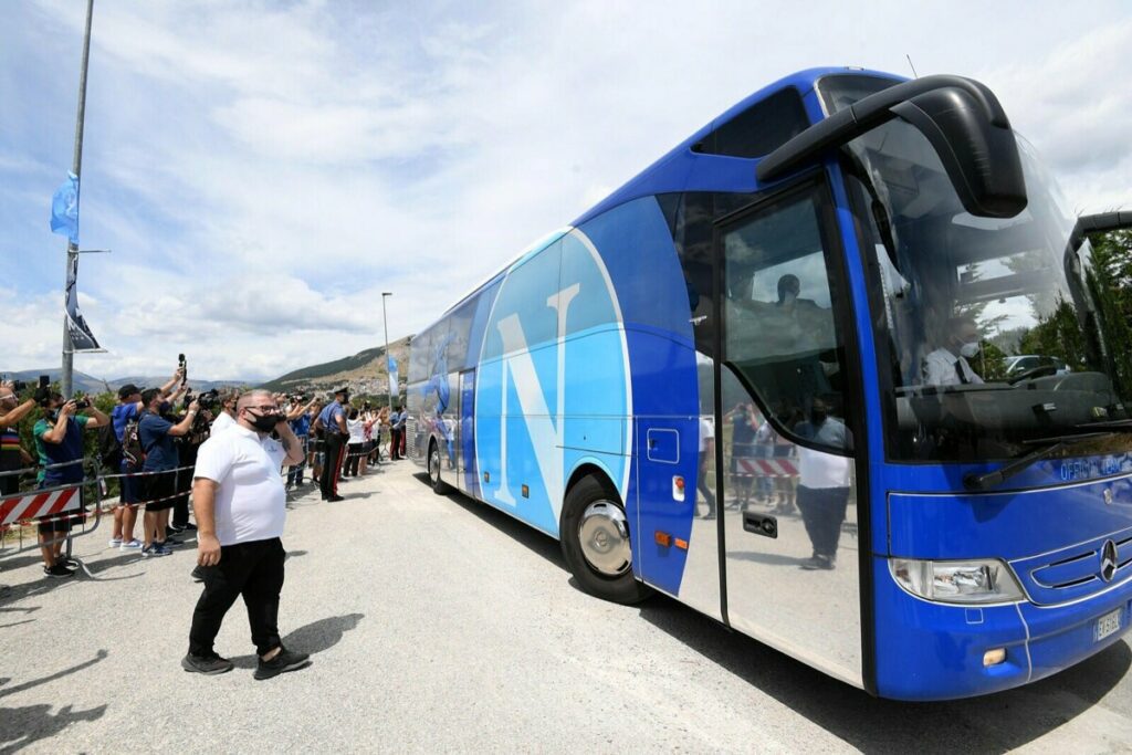 Il Napoli è giunto nella sede del ritiro in Abruzzo: ad attendere gli azzurri alcuni tifosi 11 Il Napoli è arrivato nella sede del ritiro in Abruzzo: ad attendere gli azzurri alcuni tifosi