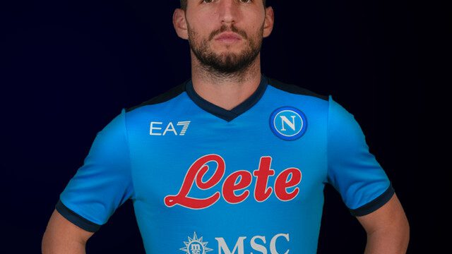 Adesso è ufficiale: il Napoli presenta le nuove maglie firmate da Armani 12 maglia napoli 1
