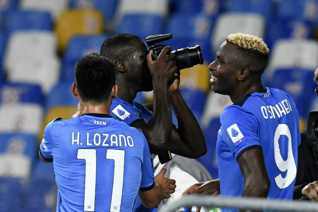 Napoli-Juve, Koulibaly: "Vittoria dedicata ai tifosi, ho voluto fotografare la loro esultanza" 16 Napoli-Juve, Koulibaly: "Vittoria dedicata ai tifosi, ho voluto fotografare la loro esultanza"