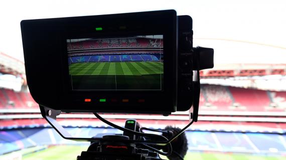 Nella giornata odierna in TV, serie A:alle 18.00 Napoli-Verona, stasera il derby Milan-Inter 15 Oggi in TV, serie A:alle 18.00 Napoli-Verona, stasera il derby Milan-Inter