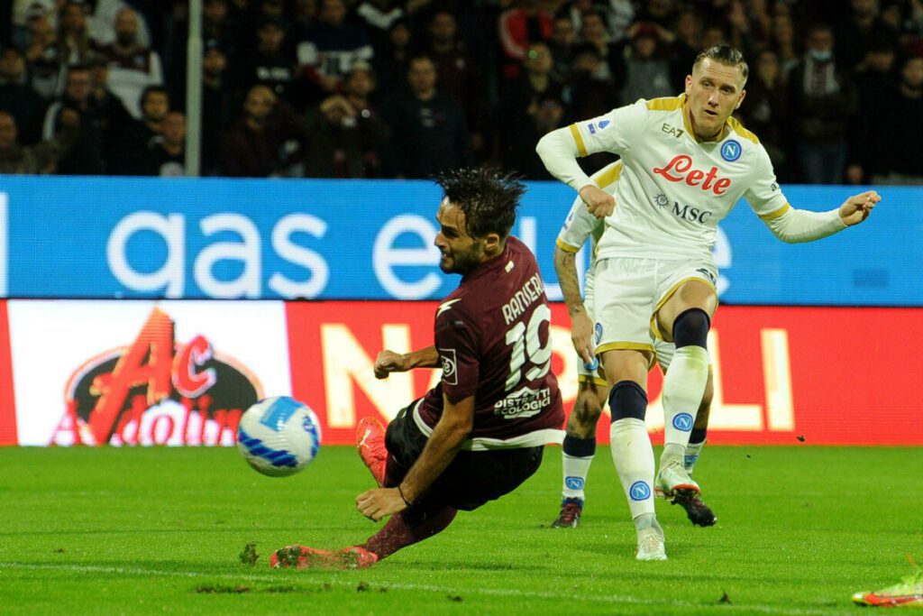 Il Napoli vince patendo il derby con la Salernitana: decide Zielinski 12 Il Napoli vince soffrendo il derby con la Salernitana: decide Zielinski