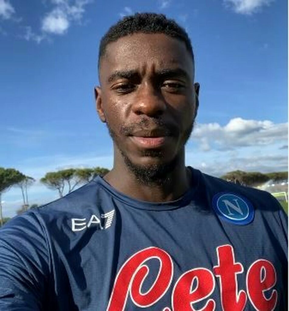 Napoli, Tuanzebe si presenta ai tifosi: "Contento di essere qui" | VIDEO 7 Napoli, Tuanzebe si presenta ai tifosi: "Felice di essere qui" | VIDEO