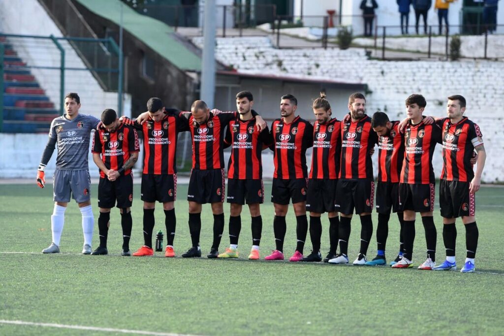 Palmese, incidente stradale per Guarro. La squadra: "Ti aspettiamo grintoso come spesso accade" 6 Palmese, incidente stradale per Guarro. Il club: "Ti aspettiamo grintoso come sempre"
