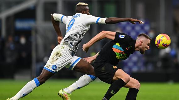 Napoli-Inter, l'abbraccio dopo l'angoscia: stasera Osimhen e Skriniar si scambieranno la maglia 15 Napoli-Inter, l'abbraccio dopo la paura: stasera Osimhen e Skriniar si scambieranno la maglia