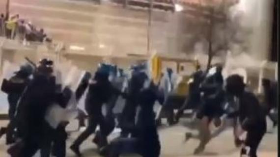 Scontri Cagliari-Napoli, lancio di pietre e bottiglie: un arresto e 3 denunce fra i tifosi sardi 17 Scontri Cagliari-Napoli, lancio di pietre e bottiglie: un arresto e 3 denunce tra i tifosi sardi