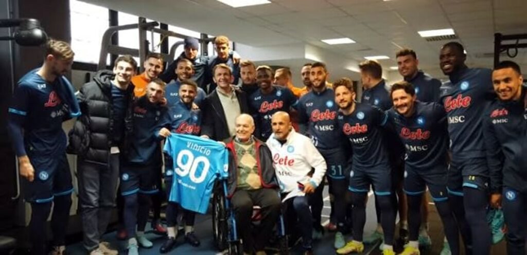 Il Napoli festeggia i 90 anni di Vinicio: "Allorchè siete sul terreno di gioco, ci sono pure io con voi" | VIDEO 6 Il Napoli festeggia i 90 anni di Vinicio: "Quando siete in campo, ci sono anche io con voi" | VIDEO