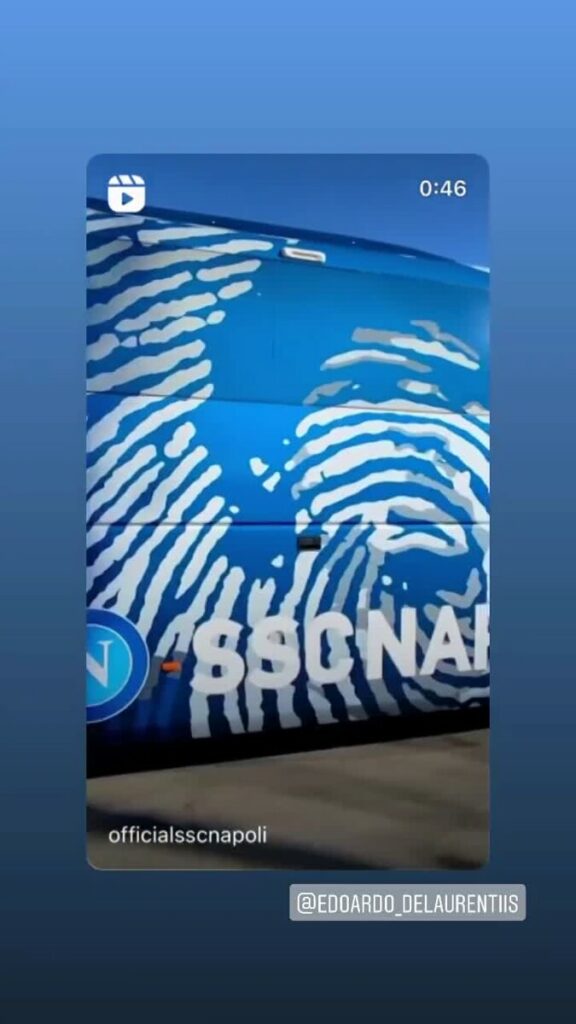 Napoli, ecco il nuovo bus della squadra: c'è Maradona con il Vesuvio | VIDEO 8 Napoli, ecco il nuovo bus della squadra: c'è Maradona con il Vesuvio | VIDEO