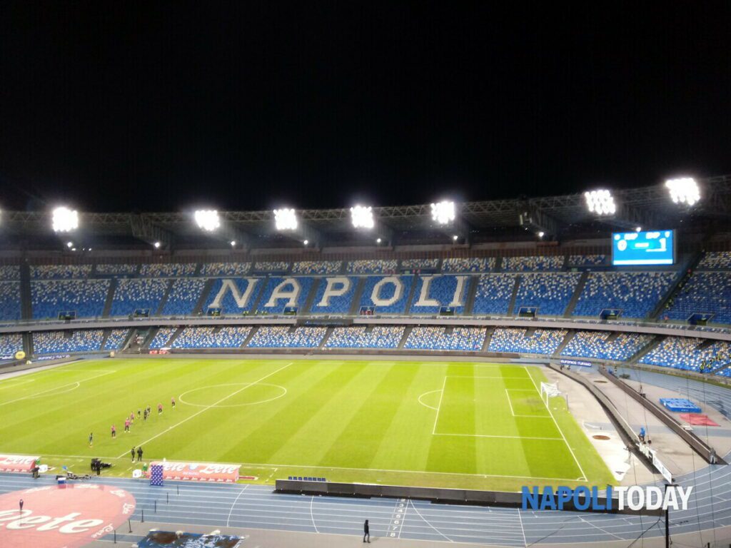 "E se Napoli e Barcellona si rifiutassero di essere arbitrate da un russo e non scendessero sul terreno di gioco?" 1 "E se Napoli e Barcellona si rifiutassero di essere arbitrate da un russo e non scendessero in campo?"