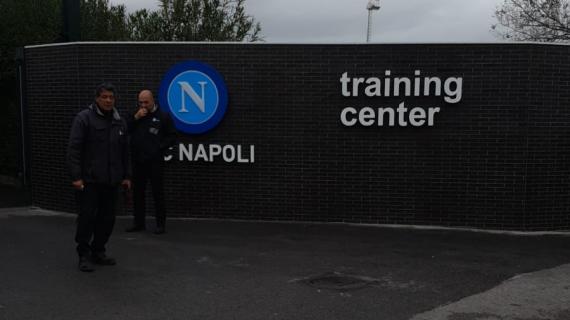 Napoli, clamoroso a Castel Volturno: uomo sfonda con l'automezzo i cancelli del Centro Sportivo 6 Napoli, clamoroso a Castel Volturno: uomo sfonda con l'auto i cancelli del Centro Sportivo