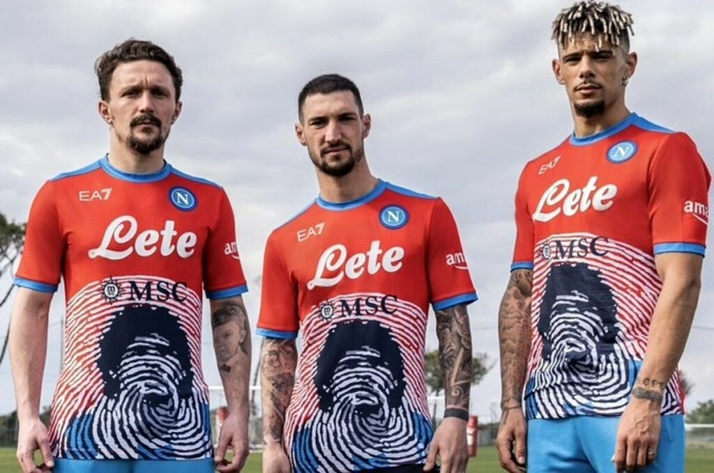 Napoli-Milan, gli azzurri indosseranno una nuova maglia dedicata a Maradona 3 Napoli-Milan, gli azzurri indosseranno una nuova maglia dedicata a Maradona