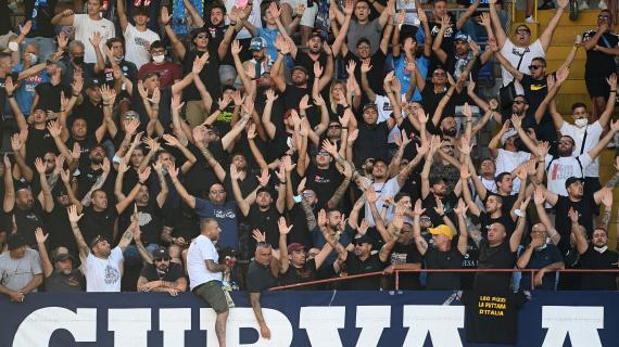 "Vergognatevi, ora mai frittata affare concluso, indegni!", contestazione dei tifosi del Napoli alla squadra 13 "Vergognatevi, ormai frittata è fatta, indegni!", contestazione dei tifosi del Napoli alla squadra