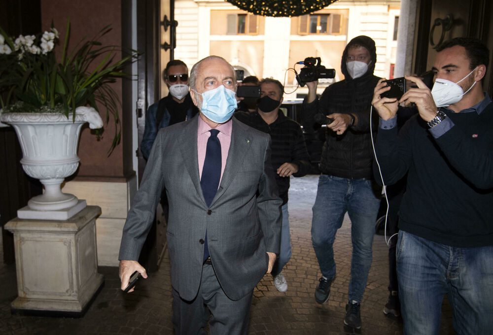 Napoli o Bari? De Laurentiis non ha dubbi: le parole del patron azzurro 17 Napoli o Bari? De Laurentiis non ha dubbi: le parole del presidente azzurro