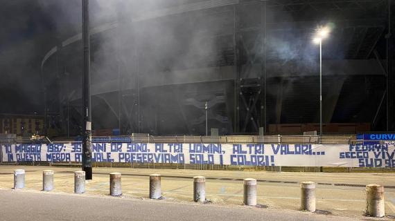 Napoli, striscione polemico a 35 anni dal primo Scudetto: "Preserviamo solo i colori" 5 Napoli, striscione polemico a 35 anni dal primo Scudetto: "Preserviamo solo i colori"