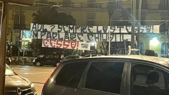 TMW - Napoli, altro striscione contro De Laurentiis in città: "Non parlare, chiudi il cesso" 1 TMW - Napoli, altro striscione contro De Laurentiis in città: "Non parlare, chiudi il cesso"