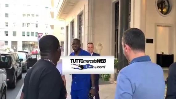 ESCLUSIVA TMW - Napoli, Koulibaly a Milano per la partenza in direzione Chelsea: il video 12 ESCLUSIVA TMW - Napoli, Koulibaly a Milano per la partenza in direzione Chelsea: il video