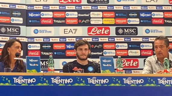 LIVE TMW - Napoli, ecco Kvaratskhelia: "Mi serve tempo per ambientarmi. Il mio modello è CR7" 12 LIVE TMW - Napoli, ecco Kvaratskhelia: "Mi serve tempo per ambientarmi. Il mio modello è CR7"