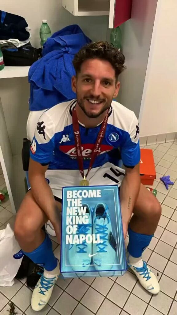 Mertens, il saluto da brividi: "Napoli parte del mio sangue, mio figlio sarà definitivamente un napoletano" 19 Mertens, il saluto da brividi: "Napoli parte del mio sangue, mio figlio sarà per sempre un napoletano"