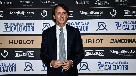 Roberto Mancini ne cambia quattro dopo un primo tempo disastroso. E passa al 4-3-3