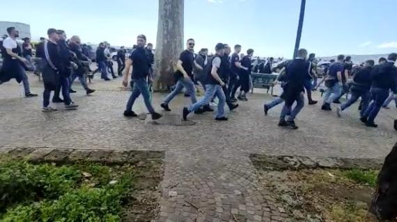 Corteo dei tifosi dell'Eintracht sul lungomare di Napoli. Presenza massiccia della polizia 3 Corteo dei tifosi dell'Eintracht sul lungomare di Napoli. Presenza massiccia della polizia