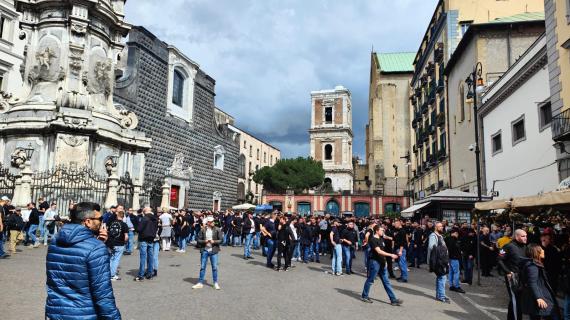 NEWS - Corteo Eintracht nel centro di Napoli, i tifosi rientrano in albergo col corriera 20 TMW - Corteo Eintracht nel centro di Napoli, i tifosi rientrano in albergo col pullman