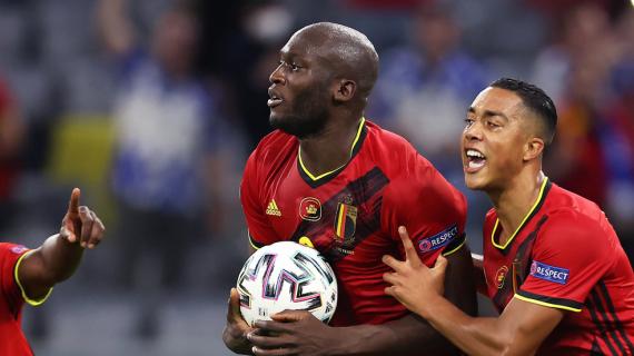 Qualificazioni Euro 2024, poker Francia: Maignan para un rigore. Vlahovic gol, Lukaku ne fa tre