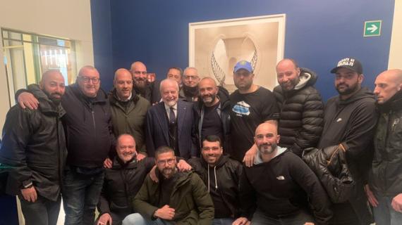 De Laurentiis fa pace con gli ultras e posa con loro: "Napoli siamo noi, presidente e tifosi"