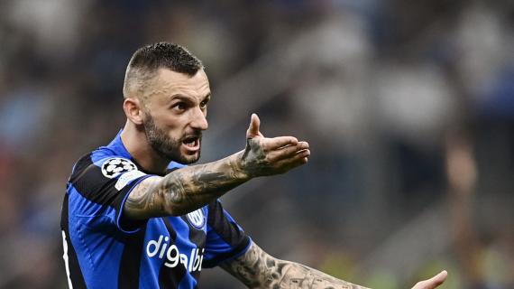 Brozovic saluta l'Inter, Tananai commenta: "Mi mancherai come il bidet allorchè vado all'estero" 6 Brozovic saluta l'Inter, Tananai commenta: "Mi mancherai come il bidet quando vado all'estero"