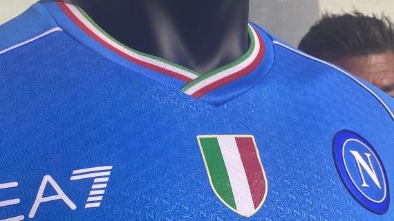 Nuova maglia del Napoli, i tifosi impazziscono: sito 'down' per le troppe richieste 11 Maglie di Serie A, i prezzi lievitano: si vendono a 150 euro, si producono a 1