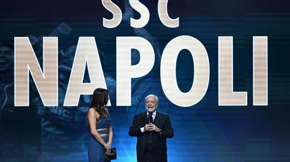 ADL e il curioso regalo al Comune di Napoli: maglie con il 23, il numero dello "scemo" 2 ADL e il curioso regalo al Comune di Napoli: maglie con il 23, il numero dello "scemo"