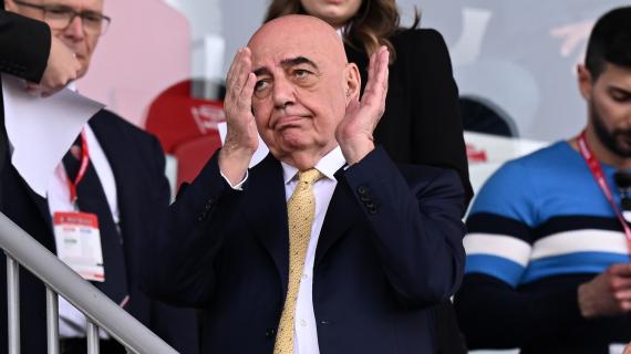 Galliani: "Sono solo un tifoso del Milan. Magari il derby lunedì sera lo vinciamo" 18 Galliani: "Sono solo un tifoso del Milan. Magari il derby lunedì sera lo vinciamo"