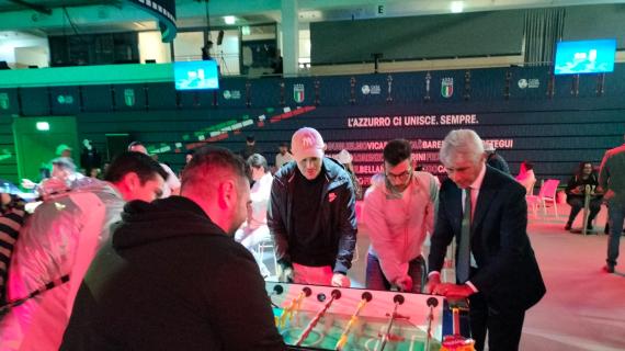 Italia, che entusiasmo a Casa Azzurri: il Ministro dello Sport Abodi gioca a biliardino coi tifosi 12 Italia, che entusiasmo a Casa Azzurri: il Ministro dello Sport Abodi gioca a biliardino coi tifosi