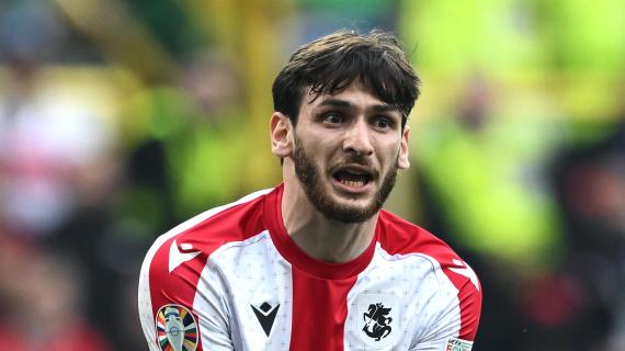 Polemiche Kvara-Napoli? Il georgiano a Euro 2024 con i parastinchi con il logo degli azzurri