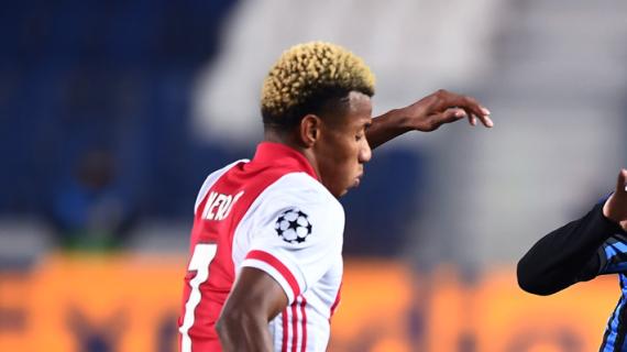 Il Benfica avvisa il Napoli e fissa il prezzo per Neres: per l'ex Ajax servono 25 milioni 15 Il Benfica avvisa il Napoli e fissa il prezzo per Neres: per l'ex Ajax servono 25 milioni