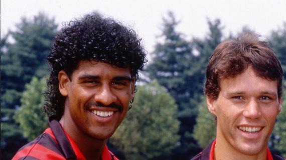 Il Milan prova a ritrovare il sorriso: Rijkaard fa visita alla squadra, clima disteso 14 Il Milan prova a ritrovare il sorriso: Rijkaard fa visita alla squadra, clima disteso