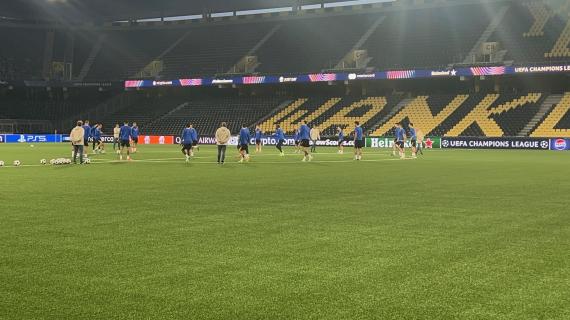 Inter, abitudini cambiate per sfidare il sintetico: le immagini dell'allenamento da Berna 17 Inter, abitudini cambiate per sfidare il sintetico: le immagini dell'allenamento da Berna