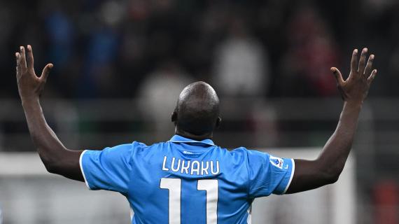 Lukaku segna subito, poi un buon Milan non fa l'1-1. E Kvara allunga: 2-0 Napoli al 45'