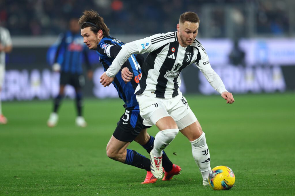 Thiago Motta fires up Koopmeiners ahead of Atalanta return: ‘A privilege’ 18 BERGAMO, ITALY - JANUARY 14: Teun Koopmeiners of Juventus FC and Marten de Roon of Atalanta BC battle for the ball during the Serie A match between Atalanta and Juventus at Gewiss Stadium on January 14, 2025 in Bergamo, Italy. (Photo by Francesco Scaccianoce/Getty Images)