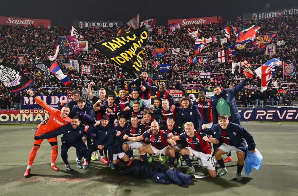 BOLOGNA, ITALY - DECEMBER 15: Players of Bologna celebrate following the team's victory in the Serie A match between Bologna and Fiorentina at Stadio Renato Dall'Ara on December 15, 2024 in Bologna, Italy. (Photo by Alessandro Sabattini/Getty Images)