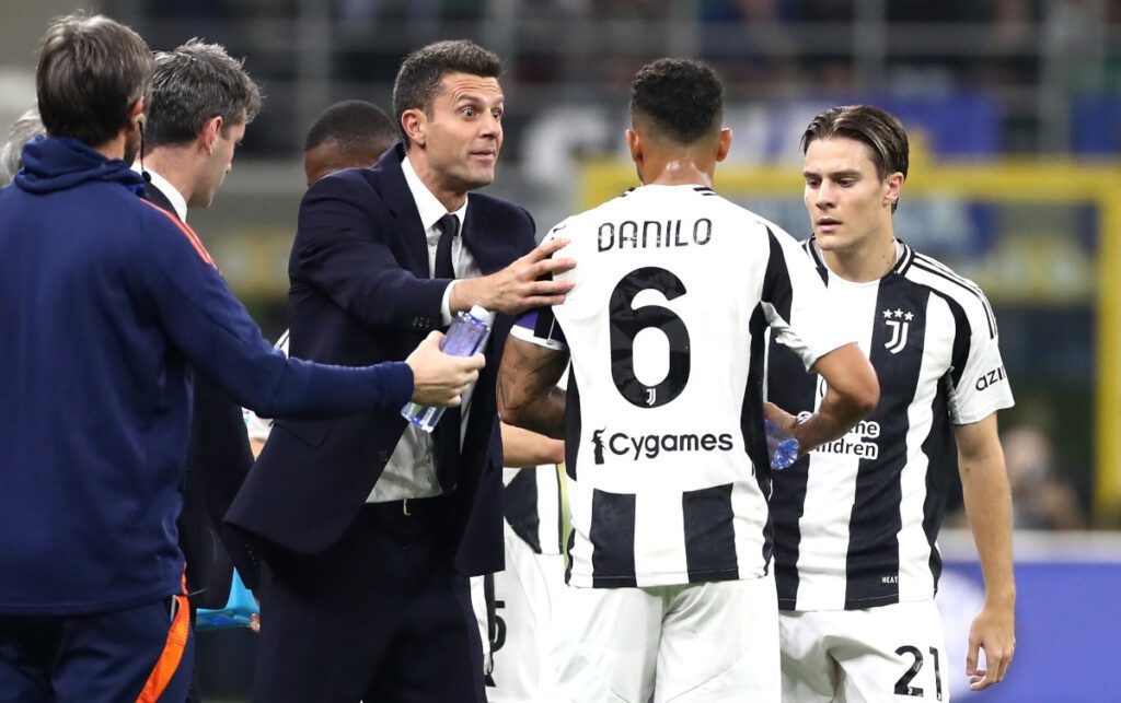 MILAN, ITALY - OCTOBER 27: Thiago Motta, Head Coach of Juventus, interacts with his players Danilo and Nicolo Fagioli during the Serie A match between FC Internazionale and Juventus at Stadio Giuseppe Meazza on October 27, 2024 in Milan, Italy. (Photo by Marco Luzzani/Getty Images) (Club World Cup)