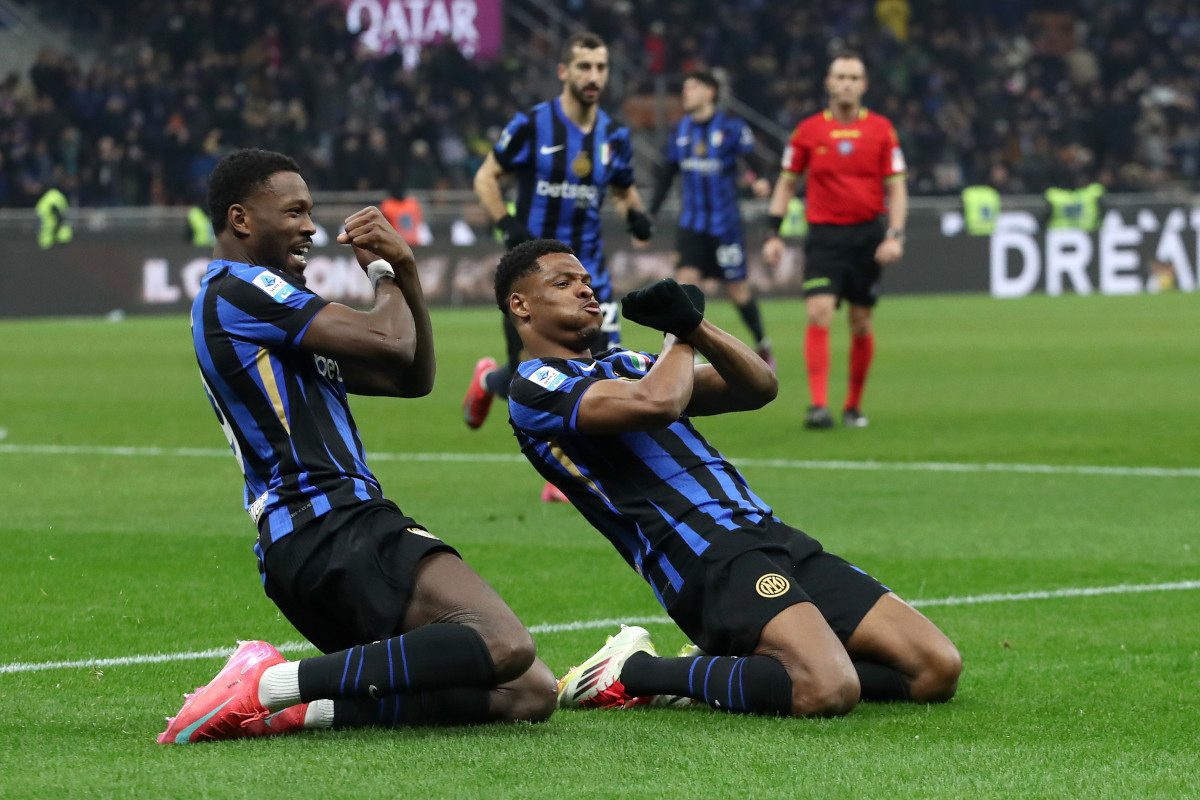 Inzaghi: ‘Without doubt a difference’ if Inter finish top 4 3 MILAN, ITALY - JANUARY 19: Denzel Dumfries of FC Internazionale (R) celebrates scoring his team's second goal with teammate Marcus Thuram during the Serie A match between FC Internazionale and Empoli at Stadio Giuseppe Meazza on January 19, 2025 in Milan, Italy. (Photo by Marco Luzzani/Getty Images)