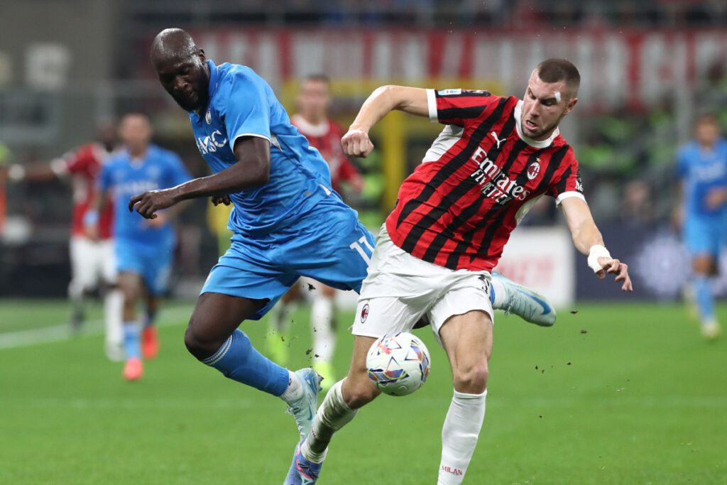 How to watch a Napoli vs. Milan live stream from Serie A this fine settimana 9 MILAN, ITALY - OCTOBER 29: Romelu Lukaku of SSC Napoli competes for the ball with Strahinja Pavlovic of AC Milan during the Serie A match between AC Milan and SSC Napoli at Stadio Giuseppe Meazza on October 29, 2024 in Milan, Italy. (Photo by Marco Luzzani/Getty Images)