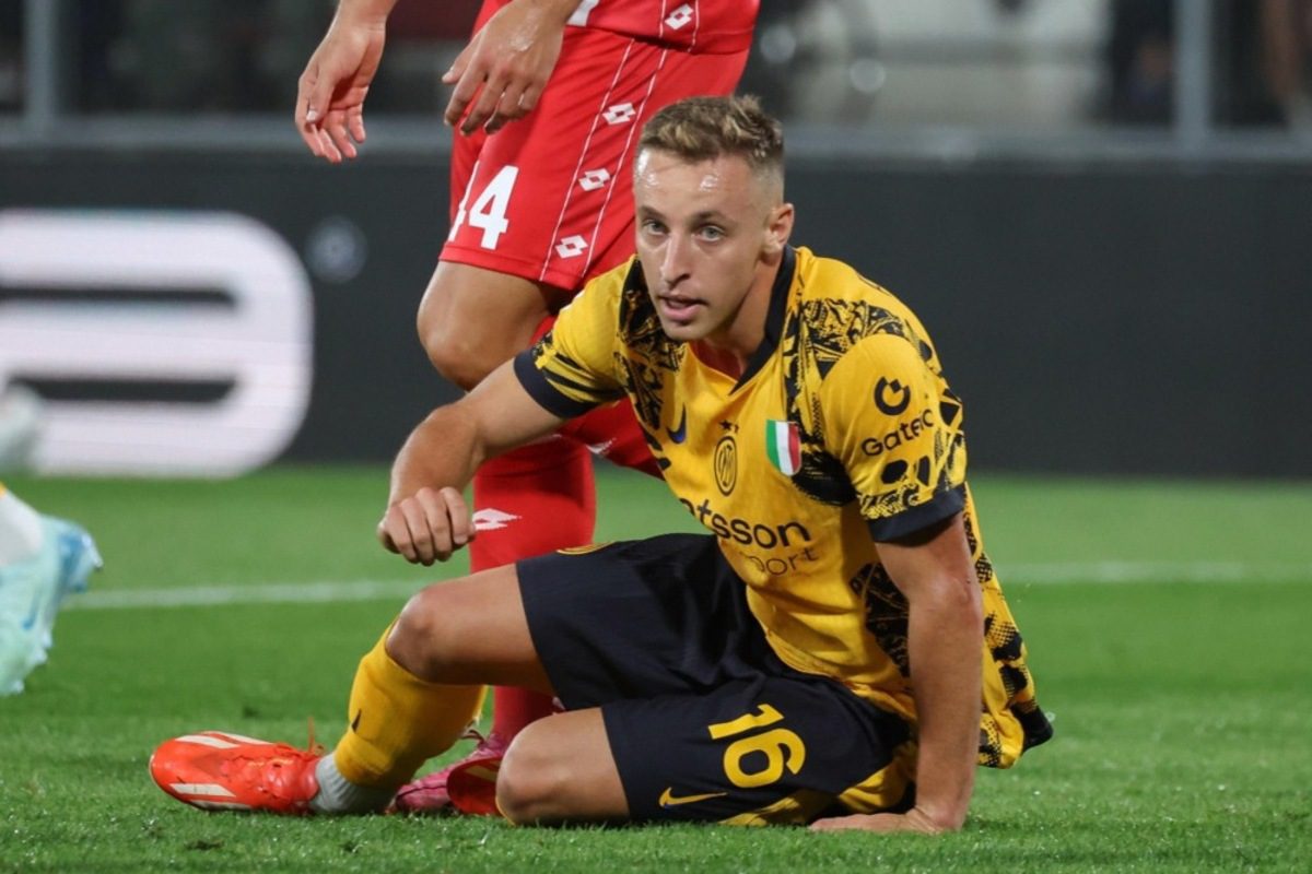 epa11606524 FC Inter's Davide Frattesi on the ground during the Italian Serie A soccer match between AC Monza and FC Inter, in Monza, Italy, 15 September 2024. EPA-EFE/ROBERTO BREGANI