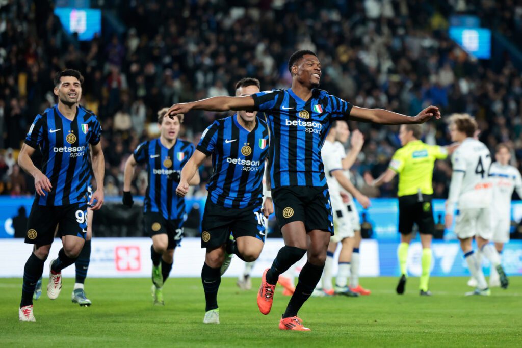 RIYADH, SAUDI ARABIA - JANUARY 02: Denzel Dumfries of FC Internazionale celebrates scoring his team's first goal during the Italian Super Cup Semi-Final match between FC Internazionale and Atalanta at Al Awwal Park on January 02, 2025 in Riyadh, Saudi Arabia. (Photo by Abdullah Ahmed/Getty Images)