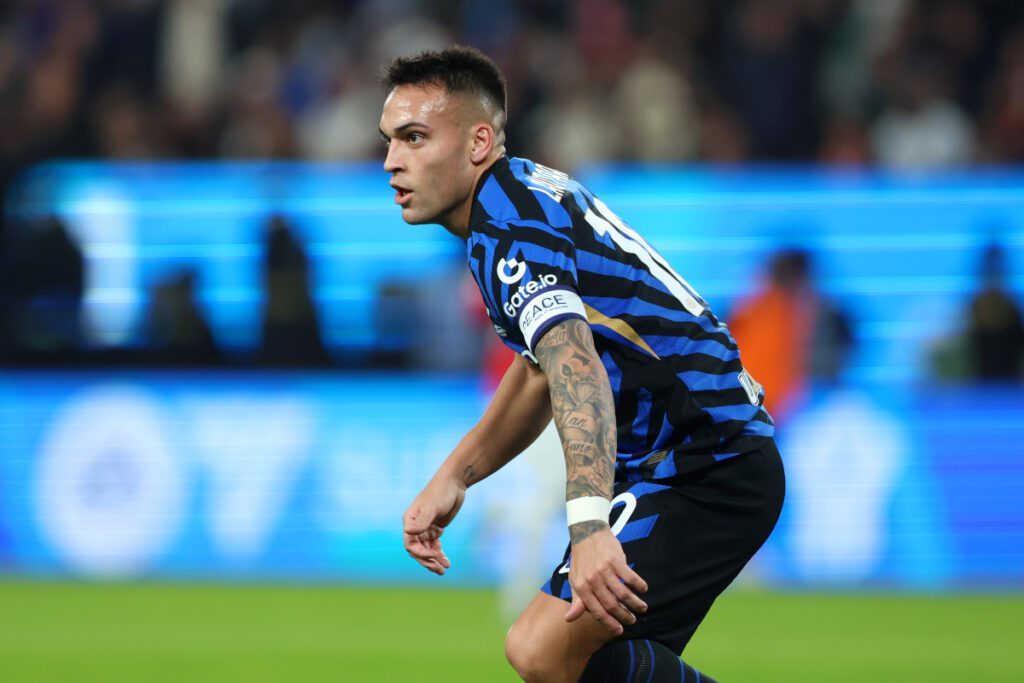 RIYADH, SAUDI ARABIA - JANUARY 06: Lautaro Martinez of FC Internazionale celebrates scoring his team's first goal during the Italian Super Cup Final between FC Internazionale and AC Milan at Kingdom Arena on January 06, 2025 in Riyadh, Saudi Arabia. (Photo by Yasser Bakhsh/Getty Images)