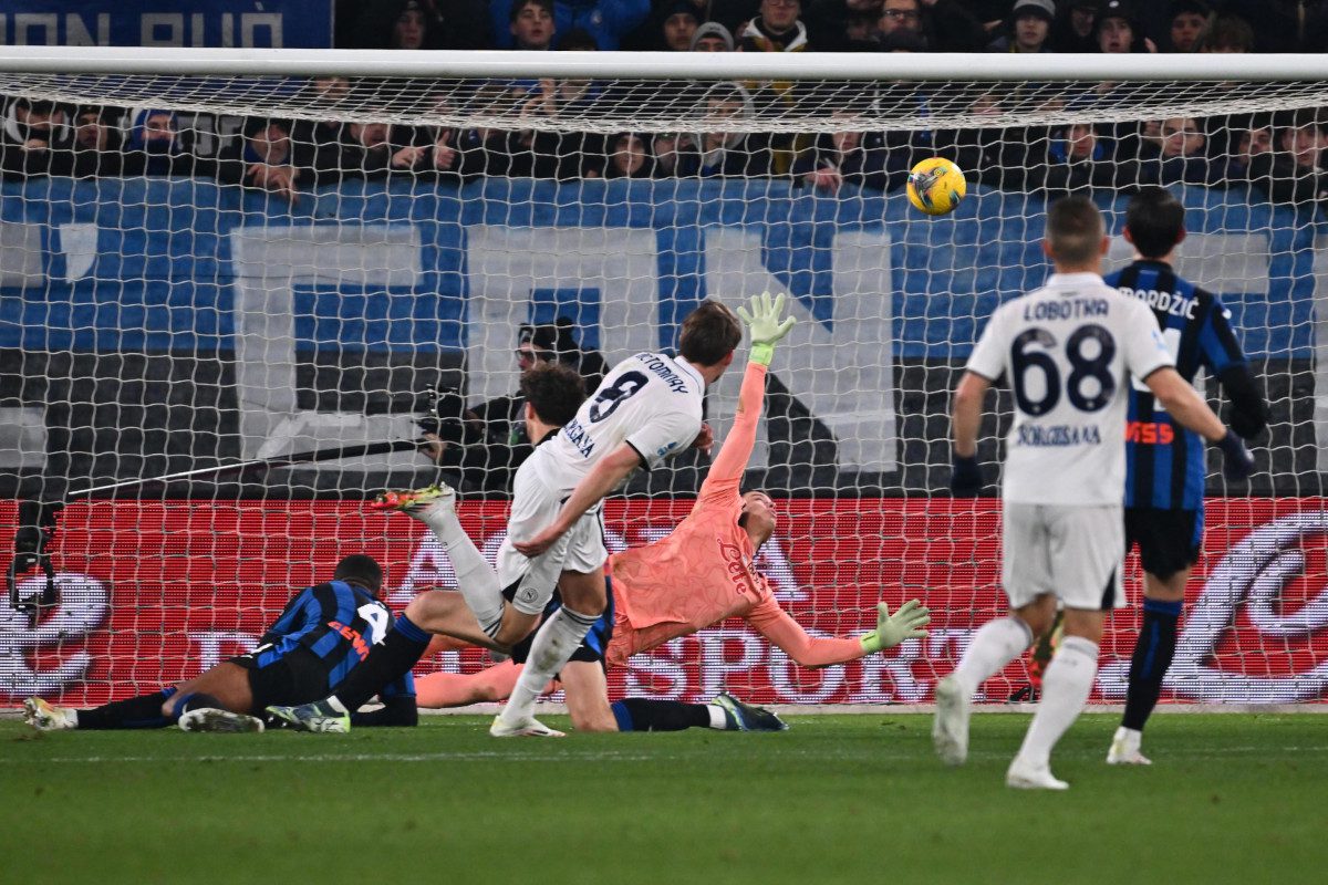epa11834884 Napoli's Scott McTominay (C) scores the 1-2 goal during the Italian Serie A soccer match between Atalanta BC and SSC Napoli in Bergamo, Italy, 18 January 2025. EPA-EFE/MICHELE MARAVIGLIA