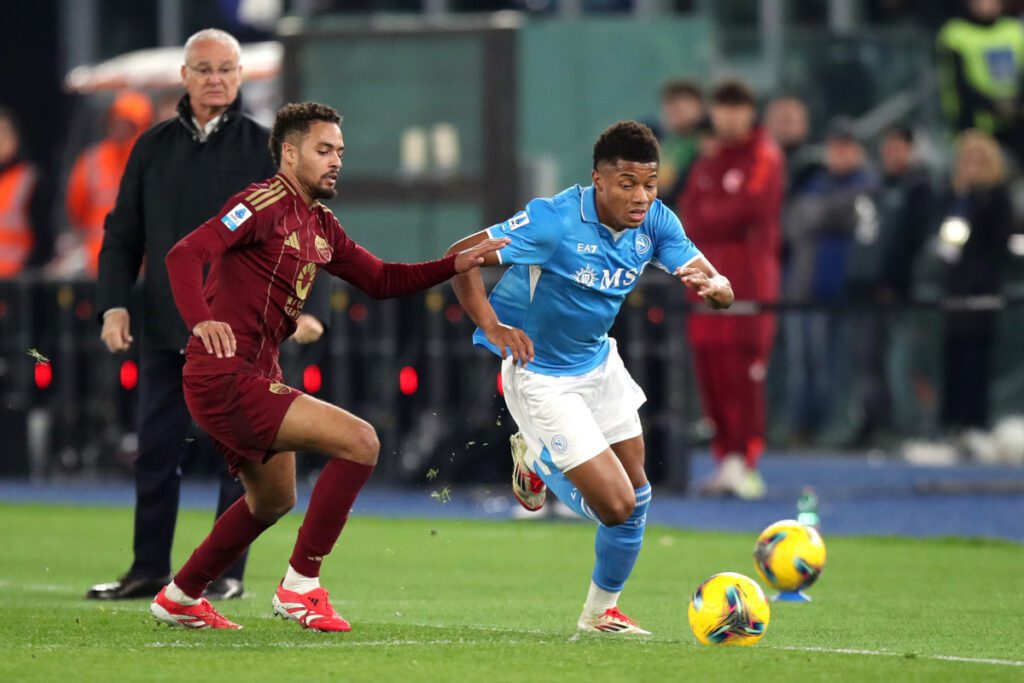 ROME, ITALY - FEBRUARY 02: David Neres of Napoli is challenged by of Devyne Rensch of AS Roma during the Serie A match between AS Roma and Napoli at Stadio Olimpico on February 02, 2025 in Rome, Italy. (Photo by Paolo Bruno/Getty Images)