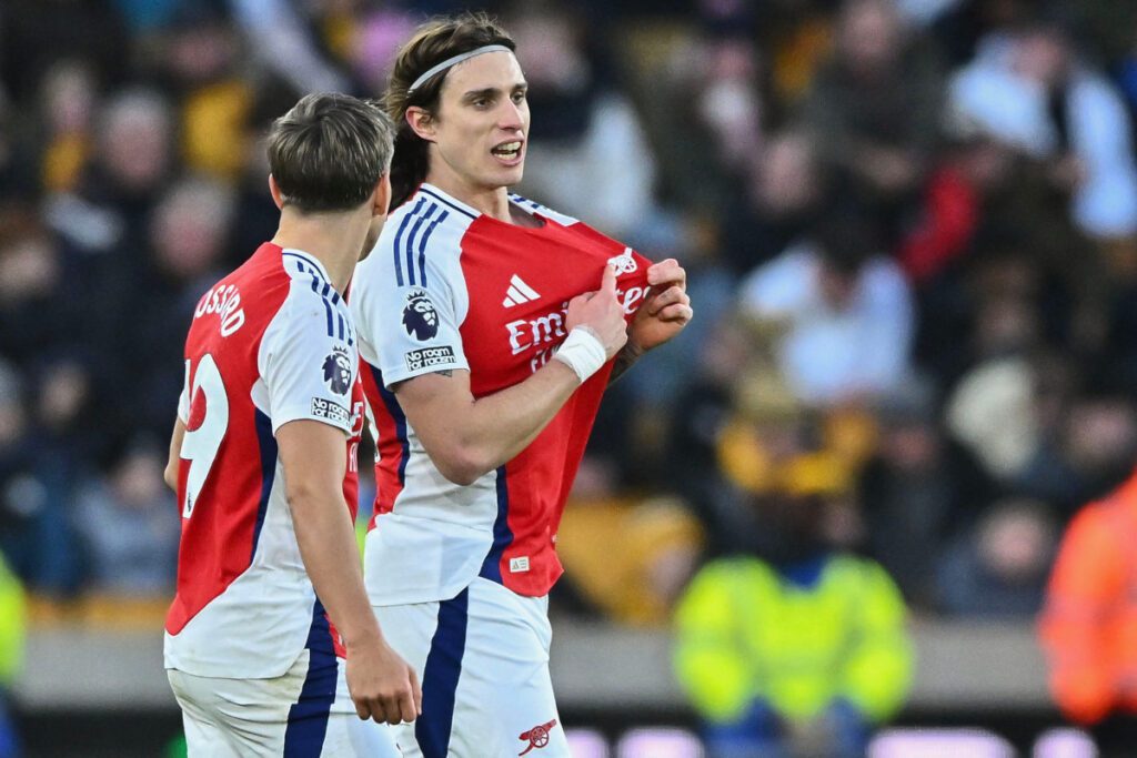 epa11852594 Riccardo Calafiori of Arsenal celebrates after scoring during the English Premier League match between Wolverhampton Wanderers and Arsenal FC, in Wolverhampton, Britain, 25 January 2025. EPA-EFE/VINCE MIGNOTT