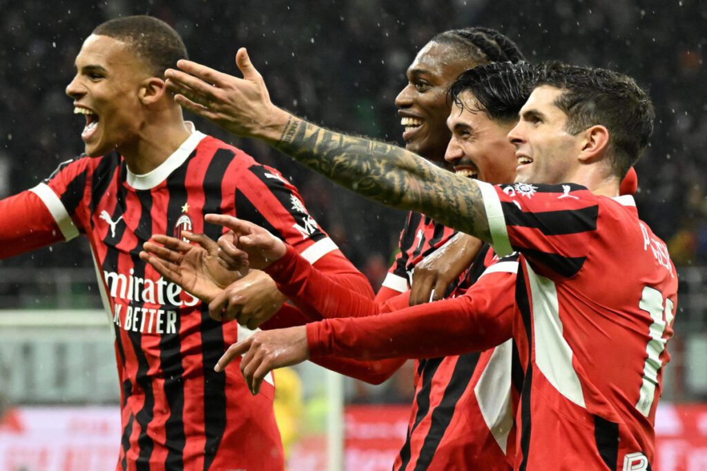 epa11966786 AC Milan’s midfielder Tijjani Reijnders (C) celebrates with teammates midfielder Christian Pulisic (R) and forward Rafael Leao after scoring during the Italian Serie A soccer match between AC Milan and Como at the Giuseppe Meazza Stadium in Milan, Italy, 15 March 2025. EPA-EFE/DANIEL DAL ZENNARO
