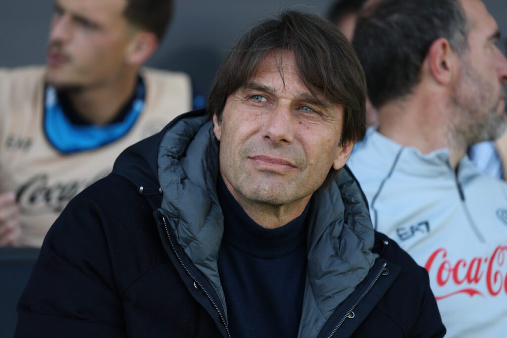 VENICE, ITALY - MARCH 16: Napoli manager Antonio Conte before kick off at the Serie A match between Venezia and Napoli at Stadio Pier Luigi Penzo on March 16, 2025 in Venice, Italy. (Photo by Timothy Rogers/Getty Images)